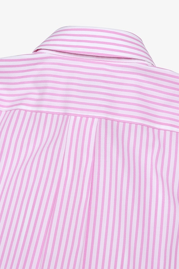 **[여성] 수피마 코튼 스트라이프 셔츠 (핑크)**는 부드러운 수피마 코튼 소재로 제작되어 얇고 쾌적한 착용감을 선사합니다. 클래식하고 베이직한 디자인에 핑크 컬러와 스트라이프 패턴이 더해져 여성스러운 분위기를 자아냅니다. 레귤러 핏과 칼라 디테일, 긴 소매 기장으로 데이트룩, 오피스룩, 출근룩 등 다양한 TPO에 활용하기 좋습니다. 주름 방지 처리로 관리가 용이하며, 미니멀, 클래식, 캐주얼 스타일을 즐기는 분들께 추천합니다. 봄, 여름 시즌에 산뜻하게 연출할 수 있는 아이템입니다.
