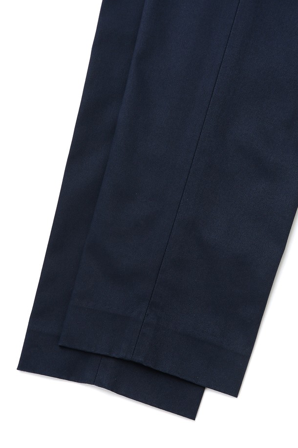 [여성] 코튼 어드벤티치 치노 (네이비) (BBPCWM9364Q)는 면 97%와 스판덱스 3%의 혼방 소재로 제작되어 활동성이 좋고 탄성과 내구성이 뛰어납니다. 베이직한 스타일의 긴 바지로, 출근룩, 데이트룩 등 다양한 TPO에 활용할 수 있습니다. 클래식, 미니멀, 캐주얼 등 어떤 스타일에도 잘 어울리는 무지 디자인의 치노 팬츠입니다. 네이비 컬러로 세련된 느낌을 더하며, 편안한 착용감으로 일상에서 즐겨 입기 좋습니다.
