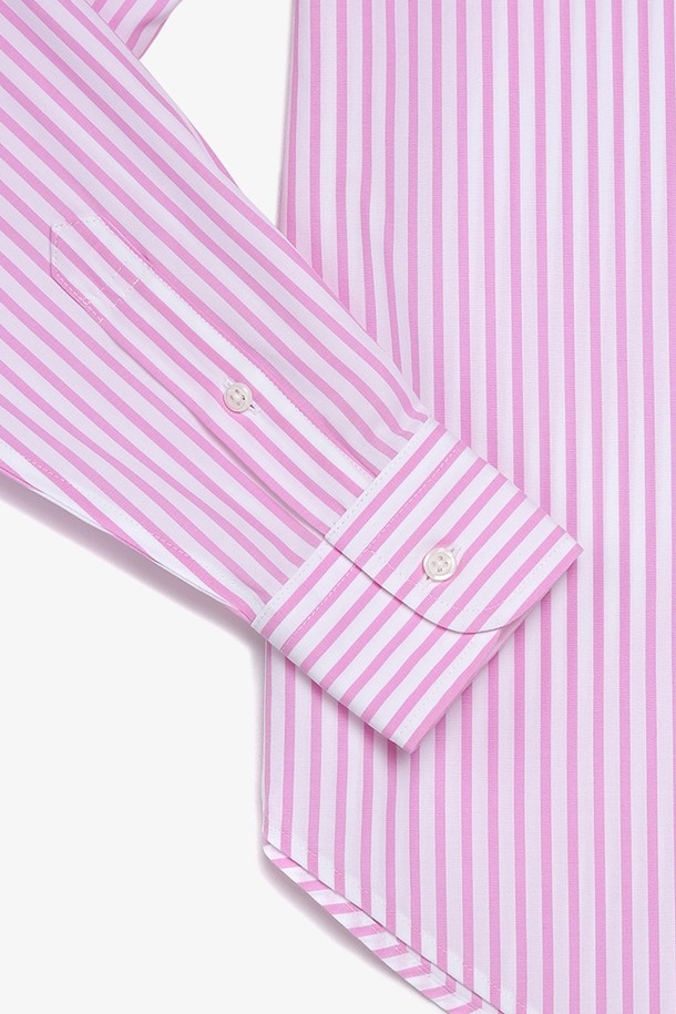 **[여성] 수피마 코튼 스트라이프 셔츠 (핑크)**는 부드러운 수피마 코튼 소재로 제작되어 얇고 쾌적한 착용감을 선사합니다. 클래식하고 베이직한 디자인에 핑크 컬러와 스트라이프 패턴이 더해져 여성스러운 분위기를 자아냅니다. 레귤러 핏과 칼라 디테일, 긴 소매 기장으로 데이트룩, 오피스룩, 출근룩 등 다양한 TPO에 활용하기 좋습니다. 주름 방지 처리로 관리가 용이하며, 미니멀, 클래식, 캐주얼 스타일을 즐기는 분들께 추천합니다. 봄, 여름 시즌에 산뜻하게 연출할 수 있는 아이템입니다.
