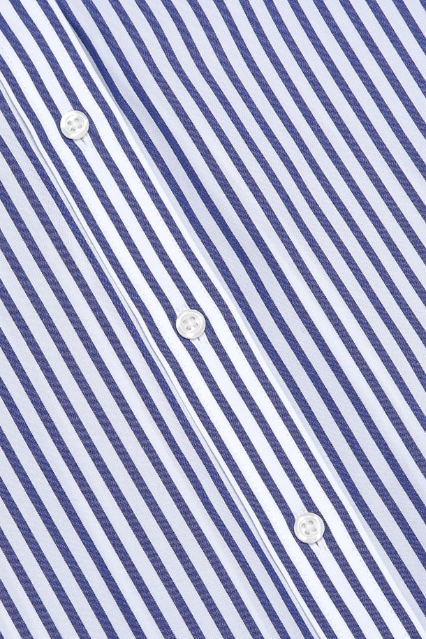 세련된 스타일을 완성할 여성 수피마 코튼 스트라이프 셔츠 (블루)입니다. 고급 수피마 코튼 소재로 제작되어 부드러운 촉감과 편안한 착용감을 선사합니다. 봄, 여름 시즌에 어울리는 긴 소매 디자인과 레귤러핏으로 제작되었으며, 주름 방지 기능으로 관리가 용이합니다. 베이직한 디자인의 스트라이프 패턴은 클래식, 미니멀, 캐주얼 등 다양한 스타일을 연출하며, 출근룩과 비즈니스 캐주얼에도 활용하기 좋습니다.
