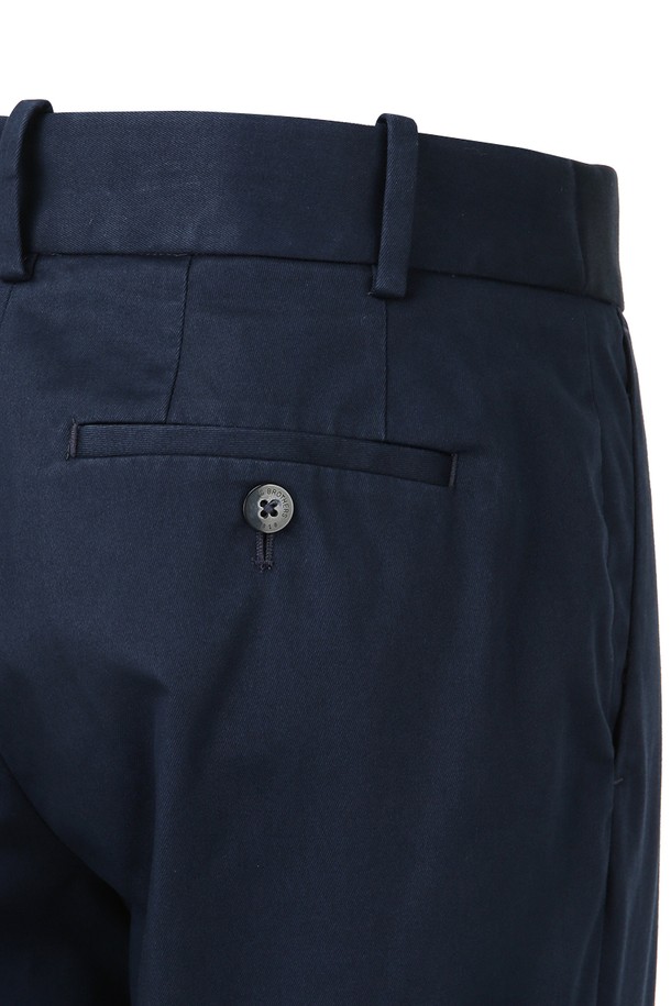 [여성] 코튼 어드벤티치 치노 (네이비) (BBPCWM9364Q)는 면 97%와 스판덱스 3%의 혼방 소재로 제작되어 활동성이 좋고 탄성과 내구성이 뛰어납니다. 베이직한 스타일의 긴 바지로, 출근룩, 데이트룩 등 다양한 TPO에 활용할 수 있습니다. 클래식, 미니멀, 캐주얼 등 어떤 스타일에도 잘 어울리는 무지 디자인의 치노 팬츠입니다. 네이비 컬러로 세련된 느낌을 더하며, 편안한 착용감으로 일상에서 즐겨 입기 좋습니다.
