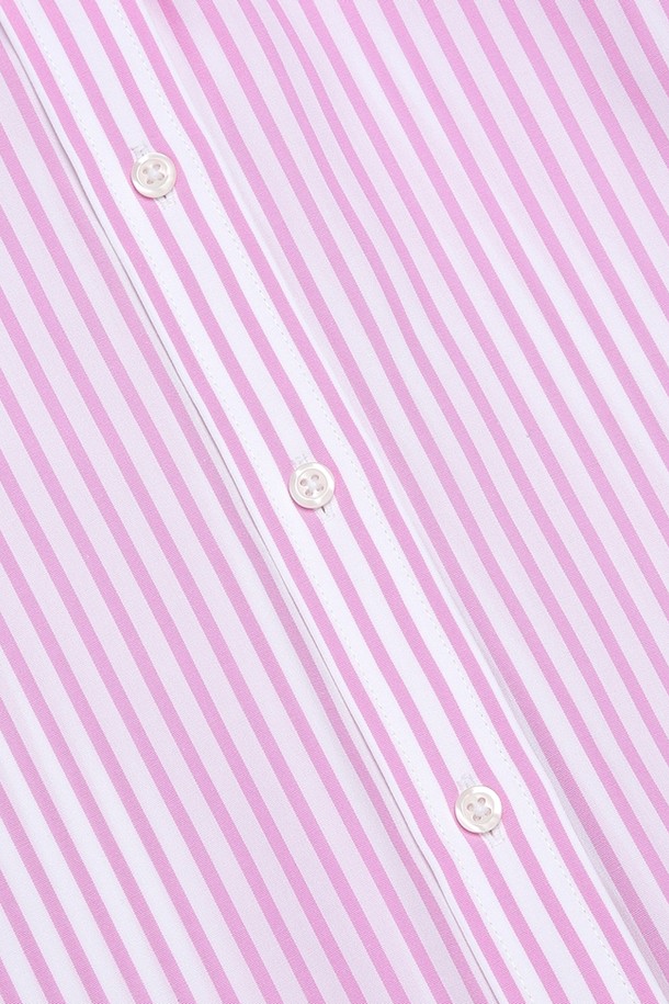 **[여성] 수피마 코튼 스트라이프 셔츠 (핑크)**는 부드러운 수피마 코튼 소재로 제작되어 얇고 쾌적한 착용감을 선사합니다. 클래식하고 베이직한 디자인에 핑크 컬러와 스트라이프 패턴이 더해져 여성스러운 분위기를 자아냅니다. 레귤러 핏과 칼라 디테일, 긴 소매 기장으로 데이트룩, 오피스룩, 출근룩 등 다양한 TPO에 활용하기 좋습니다. 주름 방지 처리로 관리가 용이하며, 미니멀, 클래식, 캐주얼 스타일을 즐기는 분들께 추천합니다. 봄, 여름 시즌에 산뜻하게 연출할 수 있는 아이템입니다.
