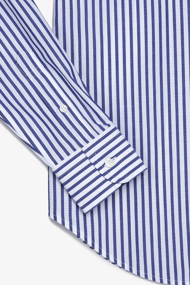 세련된 스타일을 완성할 여성 수피마 코튼 스트라이프 셔츠 (블루)입니다. 고급 수피마 코튼 소재로 제작되어 부드러운 촉감과 편안한 착용감을 선사합니다. 봄, 여름 시즌에 어울리는 긴 소매 디자인과 레귤러핏으로 제작되었으며, 주름 방지 기능으로 관리가 용이합니다. 베이직한 디자인의 스트라이프 패턴은 클래식, 미니멀, 캐주얼 등 다양한 스타일을 연출하며, 출근룩과 비즈니스 캐주얼에도 활용하기 좋습니다.
