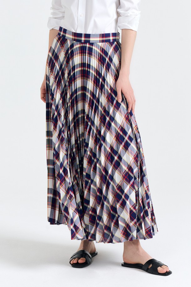 여성스러운 매력을 선사하는 [여성] 체크 플리츠 스커트입니다. 매드라스 체크 패턴과 얇은 두께의 경량 폴리에스테르, 레이온 혼방 소재로 제작되어 봄, 여름 시즌에 시원하고 부드럽게 착용할 수 있습니다. 엘레강스한 스타일을 연출하며, 플레어 실루엣의 롱스커트 디자인은 데이트룩, 카페룩, 모임룩 등 다양한 TPO에 활용하기 좋습니다. 클래식, 로맨틱, 미니멀 무드를 즐기는 여성분들께 추천하는 아이템입니다.
