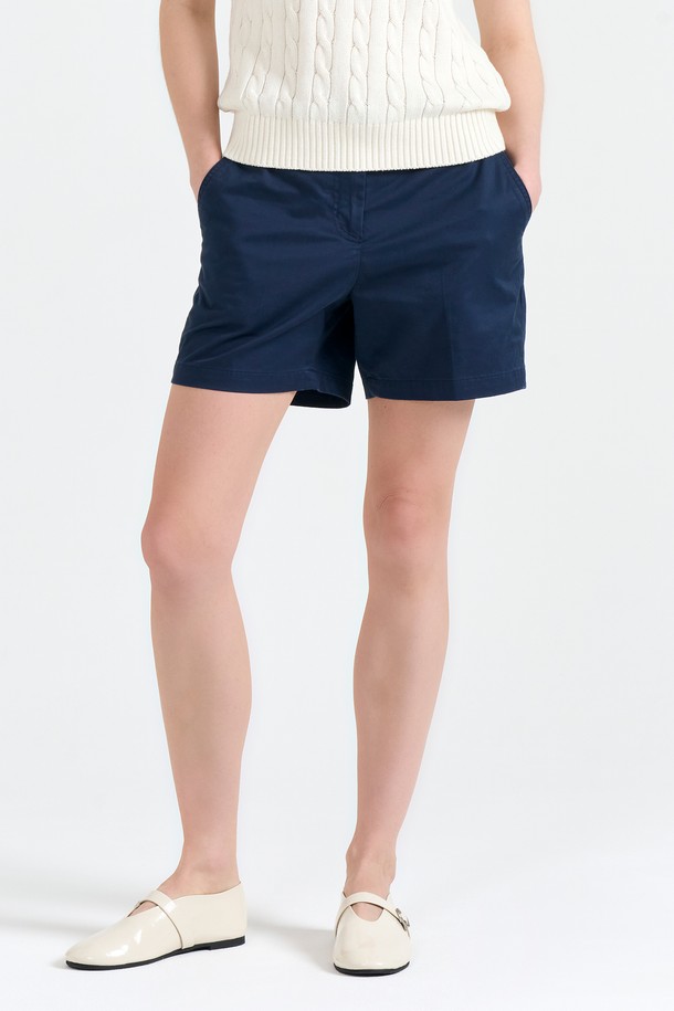 [여성] 코튼 치노 쇼츠 (네이비)는 봄, 여름 시즌에 활용하기 좋은 여성용 치노 쇼츠입니다. 면 97%, 스판덱스 3% 혼방 소재로 제작되어 부드러운 촉감과 신축성 있는 착용감을 선사합니다. 베이직하고 클래식한 디자인에 레귤러핏으로 제작되어, 동네 마실룩, 쇼핑룩, 카페룩 등 다양한 TPO에 잘 어울립니다. 무지 디자인에 얇은 두께감으로 시원하게 착용 가능하며, 미니멀, 캐주얼 스타일을 즐겨 입는 분들께 추천합니다. 네이비, 베이지 컬러로 출시되었습니다.
