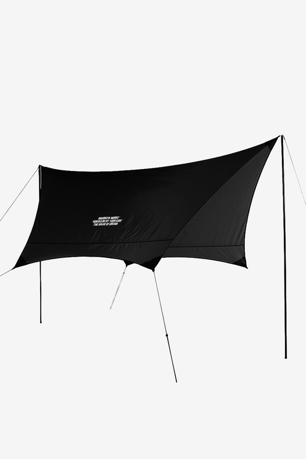 BW(비더블유)_게이트웨이 헥사타프는 캠핑 및 아웃도어 활동에 적합한 블랙 색상의 육각형 타프입니다. 나일론 소재로 제작되어 봄, 여름, 가을 계절에 사용 가능하며, 방수, 자외선 차단 기능을 제공합니다. 헥사곤 형태의 디자인으로 넓은 공간을 확보하며 폴대가 포함되어 설치가 용이합니다. 그라운드시트 기능을 갖춰 편리하며, 휴대용 수납백이 있어 보관 및 이동이 간편합니다.
