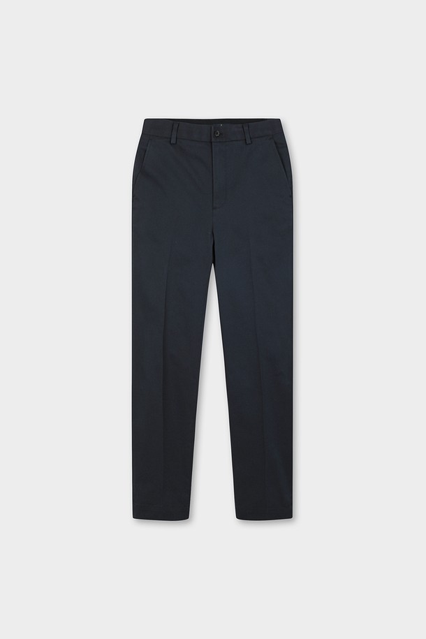 레귤러핏 헤비웨이트 어드밴티지 치노 (네이비) (BBPCMM6674Q)는 남성용 치노 팬츠입니다. 네이비 컬러의 무지 디자인으로, 클래식하고 베이직한 스타일을 연출합니다. 사계절용으로, 출근룩과 비즈니스 캐주얼에 적합하며, 클래식, 미니멀, 캐주얼 스타일을 선호하는 분들께 추천합니다. 면과 스판덱스 혼방 소재로 제작되어 부드러운 촉감과 편안한 착용감을 제공하며, 레귤러핏으로 제작되었습니다. 논아이론 처리, 주름 방지 기능, 스트레치 허리밴드, 슬란트 앞주머니, 버튼 뒷주머니 디테일이 특징입니다.
