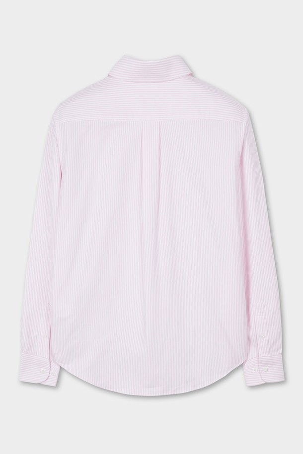 [여성] 옥스포드 스트라이프 셔츠 (핑크)는 얇은 두께감의 옥스포드 면 소재로 제작되어 봄, 여름 시즌에 시원하게 착용하기 좋습니다. 클래식한 무드의 레귤러핏 셔츠로, 폴로 버튼다운 칼라와 긴소매, 스트라이프 패턴 디자인이 특징입니다. 데이트룩, 카페룩, 출근룩 등 다양한 TPO에 매치하기 좋으며, 미니멀, 클래식, 캐주얼 스타일을 연출할 수 있습니다. 내구성이 뛰어나 빈티지한 감성을 더해주는 셔츠입니다.
