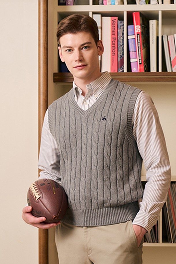 코튼 100% 케이블 베스트 (그레이)는 부드러운 촉감의 2합 20수 코마사 원사를 사용하여 제작된 베스트입니다. 7게이지 3합 케이블 구조로 두꺼움을 더했으며, 클래식과 베이직 스타일을 연출하기에 좋습니다. 봄, 가을에 데이트룩, 카페룩, 모임룩 등 다양한 TPO에 활용할 수 있습니다. 레귤러핏 V넥 디자인으로, 미니멀하면서도 캐주얼한 분위기를 낼 수 있습니다. 100% 코튼 소재로 제작되어 편안한 착용감을 선사합니다.

