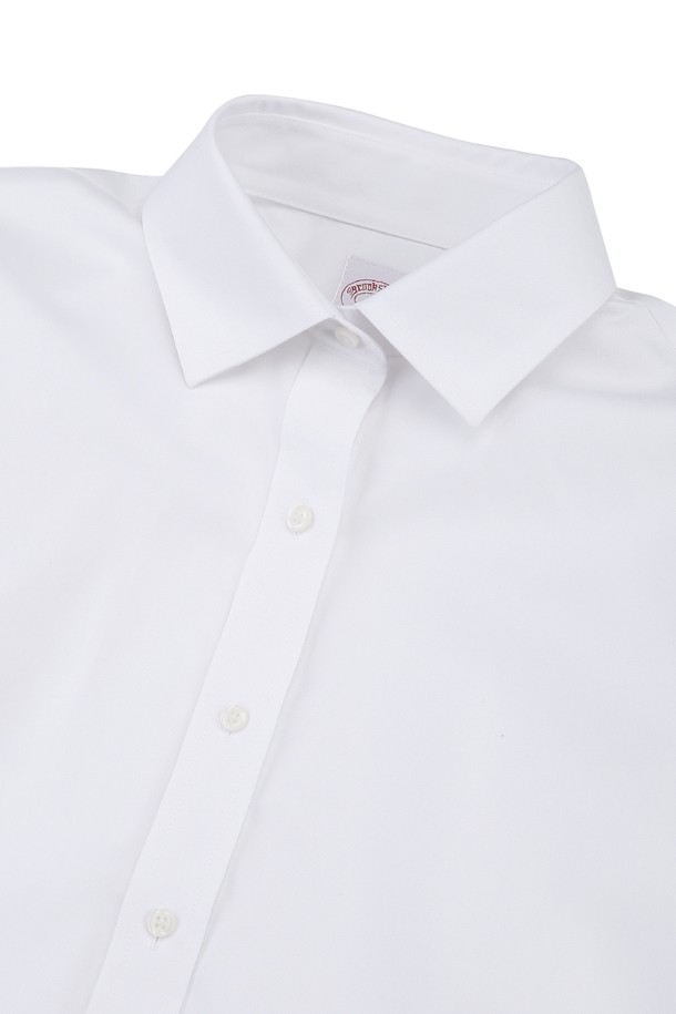 [여성] 수피마 코튼 클래식 셔츠 (화이트) (BBTHWF0613A)는 부드러운 촉감과 흡습 기능으로 편안한 착용감을 선사하는 여성용 셔츠입니다. 얇은 두께감의 사계절용으로, 일상, 오피스룩, 출근룩, 비즈니스 캐주얼 등 다양한 TPO에 활용 가능합니다. 레귤러핏에 차이나칼라, 긴소매 디자인으로 클래식하고 미니멀한 스타일을 연출합니다. 수피마 코튼 소재를 사용하여 부드러운 착용감을 제공하며, 주름 방지 기능으로 관리가 용이합니다. 화이트 컬러의 무지 셔츠로, 어떤 하의와도 쉽게 매치할 수 있어 활용도가 높습니다.
