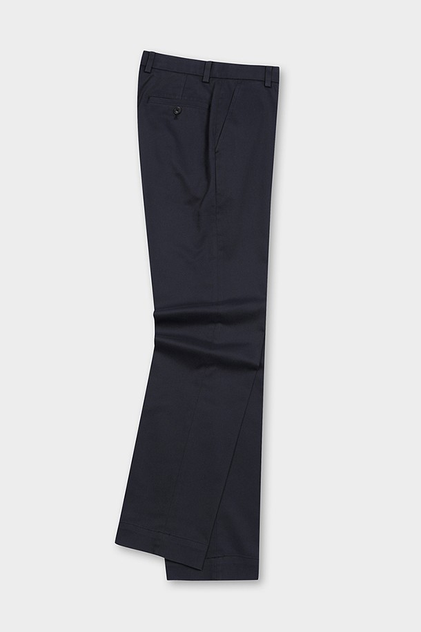 레귤러핏 헤비웨이트 어드밴티지 치노 (네이비) (BBPCMM6674Q)는 남성용 치노 팬츠입니다. 네이비 컬러의 무지 디자인으로, 클래식하고 베이직한 스타일을 연출합니다. 사계절용으로, 출근룩과 비즈니스 캐주얼에 적합하며, 클래식, 미니멀, 캐주얼 스타일을 선호하는 분들께 추천합니다. 면과 스판덱스 혼방 소재로 제작되어 부드러운 촉감과 편안한 착용감을 제공하며, 레귤러핏으로 제작되었습니다. 논아이론 처리, 주름 방지 기능, 스트레치 허리밴드, 슬란트 앞주머니, 버튼 뒷주머니 디테일이 특징입니다.
