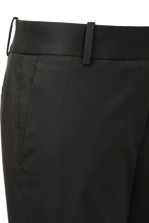 [여성] 코튼 어드벤티치 치노 (블랙)는 베이직하고 캐주얼한 무드의 여성 치노팬츠입니다. 봄, 여름, 가을 시즌에 적합하며, 데이트룩, 쇼핑룩 등 다양한 TPO에 활용할 수 있습니다. 미니멀하고 클래식한 스타일을 연출하며, 레귤러핏의 긴바지로 편안하게 착용 가능합니다. 면과 스판덱스 혼방 소재로 제작되어 뻣뻣한 촉감과 함께 스트레치 기능을 제공합니다. 슬랜트 앞주머니, 버튼 백포켓 디테일이 돋보이는 무지 디자인의 블랙 컬러 치노팬츠입니다.
