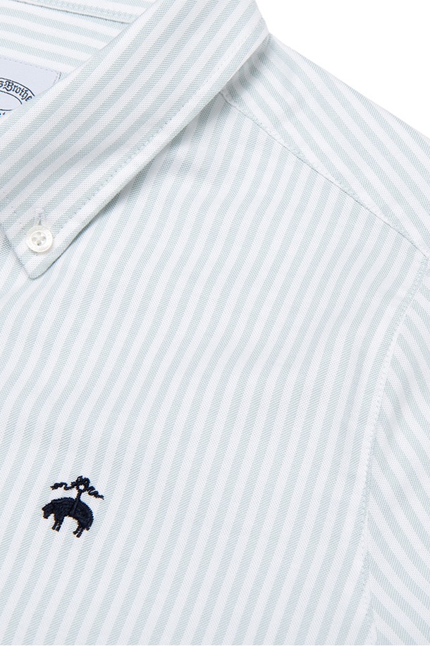 세련된 스타일을 연출하는 여성 OCBD 셔츠(그린)입니다. 옥스포드 원단을 사용하여 부드러운 촉감과 고급스러운 분위기를 선사하며, 주름 방지 처리로 오랫동안 깔끔하게 착용할 수 있습니다. 신축성이 우수하여 편안한 활동성을 보장하며, 레귤러핏과 차이나칼라 디자인으로 클래식하면서도 베이직한 스타일을 완성합니다. 오피스룩, 출근룩은 물론 미니멀, 캐주얼 스타일까지 폭넓게 활용 가능하며, 가먼트 워싱 처리로 자연스러운 멋을 더했습니다. 사계절 내내 활용 가능한 실용적인 아이템입니다.
