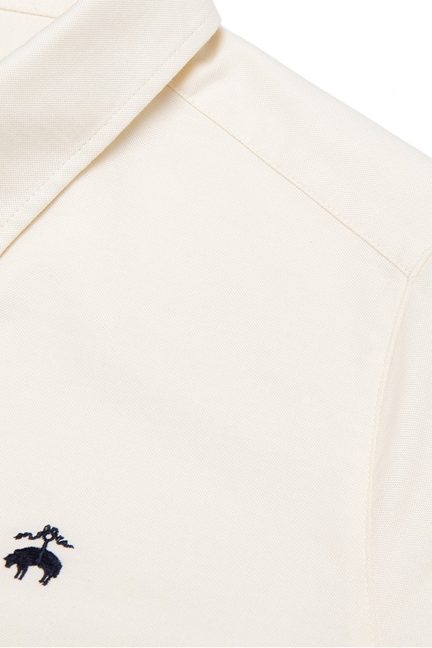 [여성] 여성 OCBD 셔츠 (옐로우) (BBTHWB0343GES)는 사계절 내내 활용 가능한 여성 셔츠입니다. 옐로우 컬러의 옥스포드 소재로 제작되어 클래식하고 베이직한 스타일을 연출하며, 캐주얼핏으로 편안하게 착용할 수 있습니다. 긴 소매와 칼라 디자인이 특징이며, 주름 방지 기능과 신축성 있는 소재로 활동성을 높였습니다. 가먼트 워시 처리를 통해 부드러운 촉감을 제공하여 오피스룩, 비즈니스 캐주얼, 출근룩 등 다양한 TPO에 활용 가능합니다. 클래식, 미니멀, 캐주얼 스타일을 선호하는 여성에게 적합합니다.
