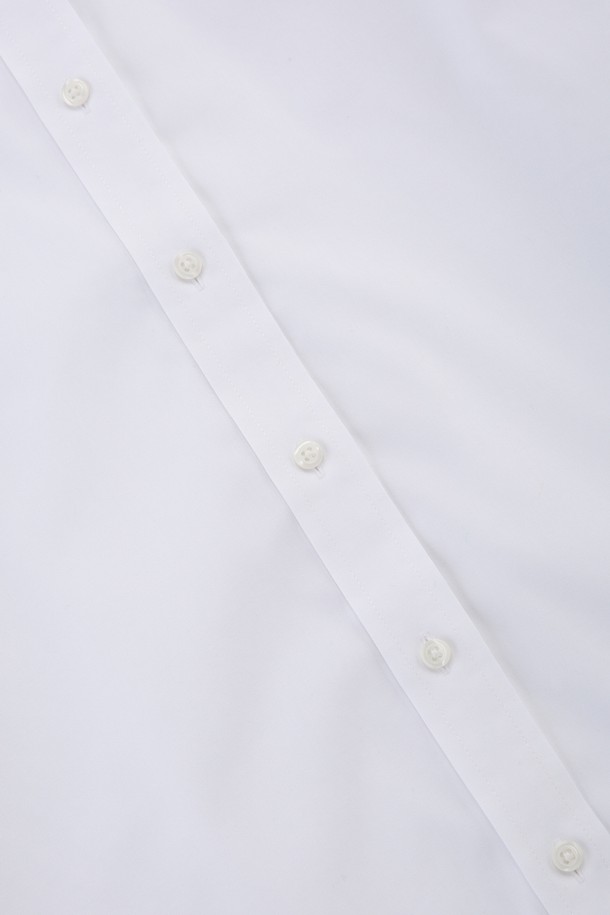 [여성] 수피마 코튼 클래식 셔츠 (화이트) (BBTHWF0613A)는 부드러운 촉감과 흡습 기능으로 편안한 착용감을 선사하는 여성용 셔츠입니다. 얇은 두께감의 사계절용으로, 일상, 오피스룩, 출근룩, 비즈니스 캐주얼 등 다양한 TPO에 활용 가능합니다. 레귤러핏에 차이나칼라, 긴소매 디자인으로 클래식하고 미니멀한 스타일을 연출합니다. 수피마 코튼 소재를 사용하여 부드러운 착용감을 제공하며, 주름 방지 기능으로 관리가 용이합니다. 화이트 컬러의 무지 셔츠로, 어떤 하의와도 쉽게 매치할 수 있어 활용도가 높습니다.
