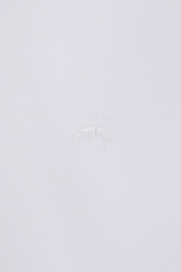 **[여성] 옥스포드 솔리드 셔츠 (화이트) (BBTHWM1542A)**

깔끔하고 세련된 스타일을 연출하는 여성 옥스포드 솔리드 셔츠입니다. 부드러운 면 소재로 제작되어 편안한 착용감을 선사하며, 레귤러 핏으로 제작되어 어떤 체형에도 잘 어울립니다. 폴로 버튼다운 칼라와 긴 소매 디자인으로 클래식하고 베이직한 느낌을 줍니다. 봄, 가을 계절에 오피스룩, 비즈니스 캐주얼, 출근룩 등 다양한 TPO에 활용하기 좋습니다. 미니멀, 프레피 스타일을 즐겨 입는 여성분들께 추천합니다.
