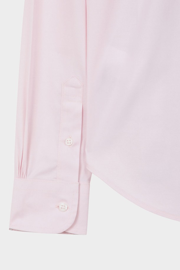 [여성] 수피마 코튼 클래식 셔츠 (핑크)는 비즈니스 및 포멀한 자리에 잘 어울리는 여성 셔츠입니다. 부드러운 촉감의 수피마 코튼 소재와 스판덱스를 혼방하여 편안한 착용감을 선사하며, 주름 방지 기능으로 관리가 용이합니다. 클래식한 디자인의 셔츠 칼라, 레귤러 기장, 긴소매, 클래식 핏으로 제작되어 오피스룩, 회의룩, 출근룩 등 다양한 TPO에 활용하기 좋습니다. 베이직한 무드의 핑크 컬러 무지 셔츠로, 사계절 내내 세련된 스타일을 연출할 수 있습니다.
