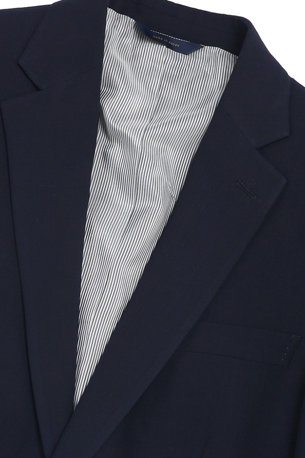 네이비 컬러의 클래식핏 싱글 2버튼 금장 블레이저입니다. 울, 폴리에스테르, 스판덱스 혼방 소재로 제작되어 부드러운 촉감과 편안한 착용감을 선사합니다. 레귤러핏으로 제작되었으며, 2버튼 싱글 블레이저 디자인에 금장 버튼으로 포인트를 더했습니다. 봄, 가을 시즌 오피스룩, 비즈니스 캐주얼, 회의룩 등 다양한 TPO에 활용하기 좋은 아이템입니다. 클래식하고 미니멀한 스타일을 선호하는 남성분들께 추천합니다.
