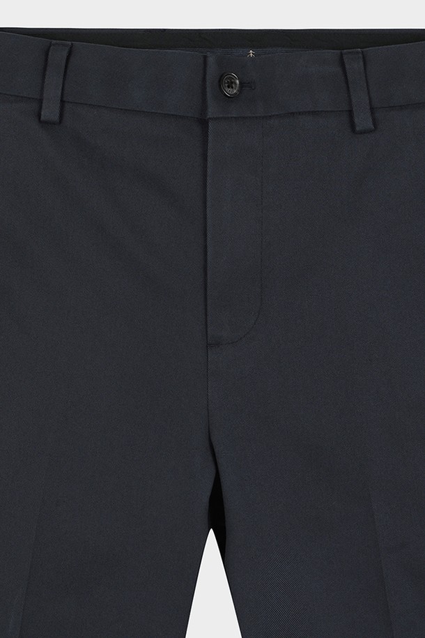 레귤러핏 헤비웨이트 어드밴티지 치노 (네이비) (BBPCMM6674Q)는 남성용 치노 팬츠입니다. 네이비 컬러의 무지 디자인으로, 클래식하고 베이직한 스타일을 연출합니다. 사계절용으로, 출근룩과 비즈니스 캐주얼에 적합하며, 클래식, 미니멀, 캐주얼 스타일을 선호하는 분들께 추천합니다. 면과 스판덱스 혼방 소재로 제작되어 부드러운 촉감과 편안한 착용감을 제공하며, 레귤러핏으로 제작되었습니다. 논아이론 처리, 주름 방지 기능, 스트레치 허리밴드, 슬란트 앞주머니, 버튼 뒷주머니 디테일이 특징입니다.
