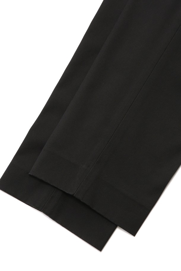 [여성] 코튼 어드벤티치 치노 (블랙)는 베이직하고 캐주얼한 무드의 여성 치노팬츠입니다. 봄, 여름, 가을 시즌에 적합하며, 데이트룩, 쇼핑룩 등 다양한 TPO에 활용할 수 있습니다. 미니멀하고 클래식한 스타일을 연출하며, 레귤러핏의 긴바지로 편안하게 착용 가능합니다. 면과 스판덱스 혼방 소재로 제작되어 뻣뻣한 촉감과 함께 스트레치 기능을 제공합니다. 슬랜트 앞주머니, 버튼 백포켓 디테일이 돋보이는 무지 디자인의 블랙 컬러 치노팬츠입니다.
