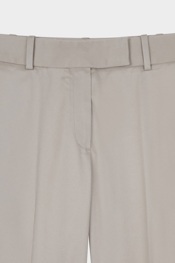 [여성] 코튼 어드벤티치 치노 (브리티시 카키)는 캐주얼하고 베이직한 스타일의 여성용 치노 팬츠입니다. 봄, 여름에 적합하며, 면 97%, 스판덱스 3% 혼방 소재로 제작되어 부드러운 촉감과 신축성을 제공합니다. 레귤러핏의 긴 기장 바지로, 데이트룩이나 쇼핑룩 등 다양한 TPO에 활용 가능합니다. 미니멀한 디자인으로 어떤 상의와도 잘 어울리며, 무지 패턴으로 깔끔함을 더했습니다. 편안하면서도 세련된 스타일을 연출해 보세요.
