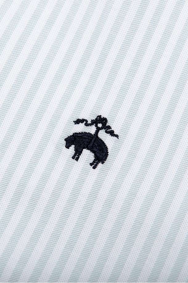 세련된 스타일을 연출하는 여성 OCBD 셔츠(그린)입니다. 옥스포드 원단을 사용하여 부드러운 촉감과 고급스러운 분위기를 선사하며, 주름 방지 처리로 오랫동안 깔끔하게 착용할 수 있습니다. 신축성이 우수하여 편안한 활동성을 보장하며, 레귤러핏과 차이나칼라 디자인으로 클래식하면서도 베이직한 스타일을 완성합니다. 오피스룩, 출근룩은 물론 미니멀, 캐주얼 스타일까지 폭넓게 활용 가능하며, 가먼트 워싱 처리로 자연스러운 멋을 더했습니다. 사계절 내내 활용 가능한 실용적인 아이템입니다.
