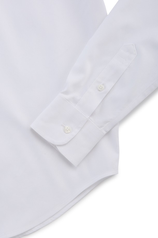 [여성] 수피마 코튼 클래식 셔츠 (화이트) (BBTHWF0613A)는 부드러운 촉감과 흡습 기능으로 편안한 착용감을 선사하는 여성용 셔츠입니다. 얇은 두께감의 사계절용으로, 일상, 오피스룩, 출근룩, 비즈니스 캐주얼 등 다양한 TPO에 활용 가능합니다. 레귤러핏에 차이나칼라, 긴소매 디자인으로 클래식하고 미니멀한 스타일을 연출합니다. 수피마 코튼 소재를 사용하여 부드러운 착용감을 제공하며, 주름 방지 기능으로 관리가 용이합니다. 화이트 컬러의 무지 셔츠로, 어떤 하의와도 쉽게 매치할 수 있어 활용도가 높습니다.
