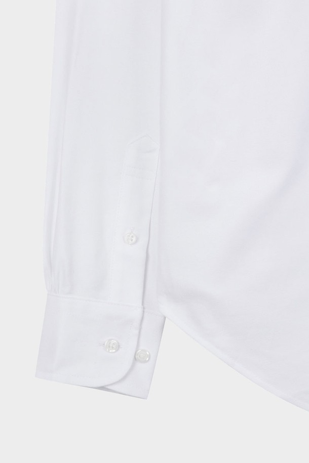 **[여성] 옥스포드 솔리드 셔츠 (화이트) (BBTHWM1542A)**

깔끔하고 세련된 스타일을 연출하는 여성 옥스포드 솔리드 셔츠입니다. 부드러운 면 소재로 제작되어 편안한 착용감을 선사하며, 레귤러 핏으로 제작되어 어떤 체형에도 잘 어울립니다. 폴로 버튼다운 칼라와 긴 소매 디자인으로 클래식하고 베이직한 느낌을 줍니다. 봄, 가을 계절에 오피스룩, 비즈니스 캐주얼, 출근룩 등 다양한 TPO에 활용하기 좋습니다. 미니멀, 프레피 스타일을 즐겨 입는 여성분들께 추천합니다.
