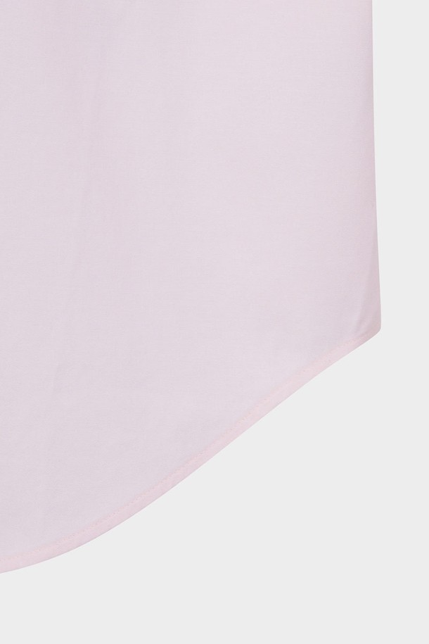 [여성] 수피마 코튼 클래식 셔츠 (핑크)는 비즈니스 및 포멀한 자리에 잘 어울리는 여성 셔츠입니다. 부드러운 촉감의 수피마 코튼 소재와 스판덱스를 혼방하여 편안한 착용감을 선사하며, 주름 방지 기능으로 관리가 용이합니다. 클래식한 디자인의 셔츠 칼라, 레귤러 기장, 긴소매, 클래식 핏으로 제작되어 오피스룩, 회의룩, 출근룩 등 다양한 TPO에 활용하기 좋습니다. 베이직한 무드의 핑크 컬러 무지 셔츠로, 사계절 내내 세련된 스타일을 연출할 수 있습니다.
