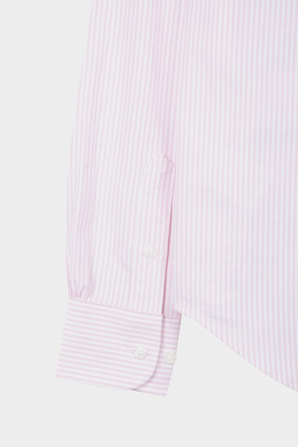 [여성] 옥스포드 스트라이프 셔츠 (핑크)는 얇은 두께감의 옥스포드 면 소재로 제작되어 봄, 여름 시즌에 시원하게 착용하기 좋습니다. 클래식한 무드의 레귤러핏 셔츠로, 폴로 버튼다운 칼라와 긴소매, 스트라이프 패턴 디자인이 특징입니다. 데이트룩, 카페룩, 출근룩 등 다양한 TPO에 매치하기 좋으며, 미니멀, 클래식, 캐주얼 스타일을 연출할 수 있습니다. 내구성이 뛰어나 빈티지한 감성을 더해주는 셔츠입니다.
