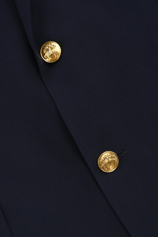 네이비 컬러의 클래식핏 싱글 2버튼 금장 블레이저입니다. 울, 폴리에스테르, 스판덱스 혼방 소재로 제작되어 부드러운 촉감과 편안한 착용감을 선사합니다. 레귤러핏으로 제작되었으며, 2버튼 싱글 블레이저 디자인에 금장 버튼으로 포인트를 더했습니다. 봄, 가을 시즌 오피스룩, 비즈니스 캐주얼, 회의룩 등 다양한 TPO에 활용하기 좋은 아이템입니다. 클래식하고 미니멀한 스타일을 선호하는 남성분들께 추천합니다.
