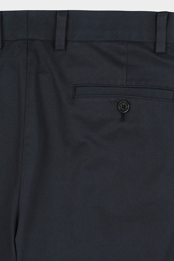 레귤러핏 헤비웨이트 어드밴티지 치노 (네이비) (BBPCMM6674Q)는 남성용 치노 팬츠입니다. 네이비 컬러의 무지 디자인으로, 클래식하고 베이직한 스타일을 연출합니다. 사계절용으로, 출근룩과 비즈니스 캐주얼에 적합하며, 클래식, 미니멀, 캐주얼 스타일을 선호하는 분들께 추천합니다. 면과 스판덱스 혼방 소재로 제작되어 부드러운 촉감과 편안한 착용감을 제공하며, 레귤러핏으로 제작되었습니다. 논아이론 처리, 주름 방지 기능, 스트레치 허리밴드, 슬란트 앞주머니, 버튼 뒷주머니 디테일이 특징입니다.
