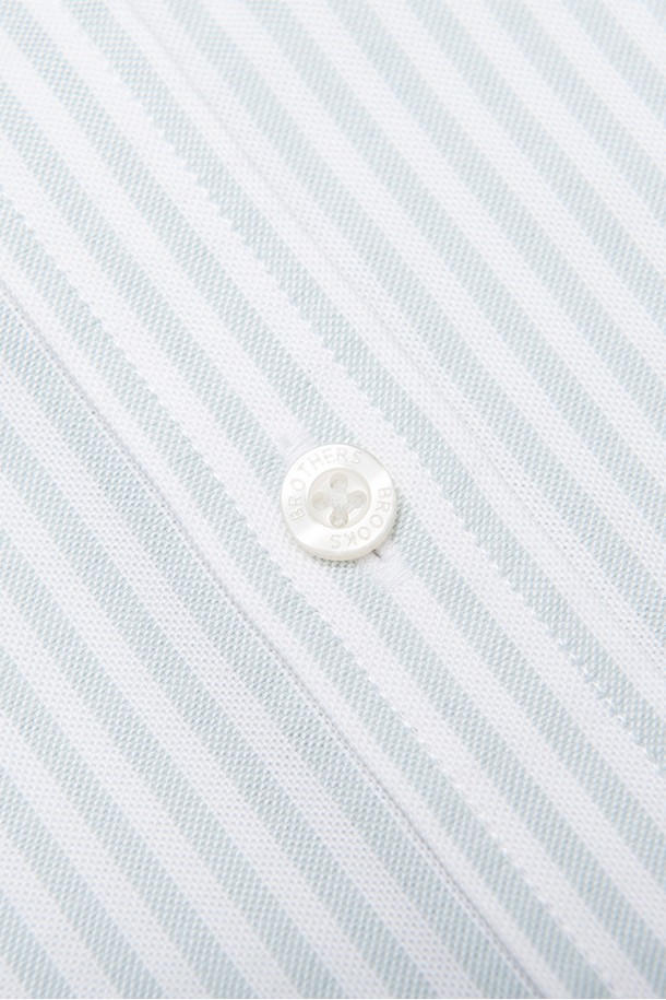 세련된 스타일을 연출하는 여성 OCBD 셔츠(그린)입니다. 옥스포드 원단을 사용하여 부드러운 촉감과 고급스러운 분위기를 선사하며, 주름 방지 처리로 오랫동안 깔끔하게 착용할 수 있습니다. 신축성이 우수하여 편안한 활동성을 보장하며, 레귤러핏과 차이나칼라 디자인으로 클래식하면서도 베이직한 스타일을 완성합니다. 오피스룩, 출근룩은 물론 미니멀, 캐주얼 스타일까지 폭넓게 활용 가능하며, 가먼트 워싱 처리로 자연스러운 멋을 더했습니다. 사계절 내내 활용 가능한 실용적인 아이템입니다.
