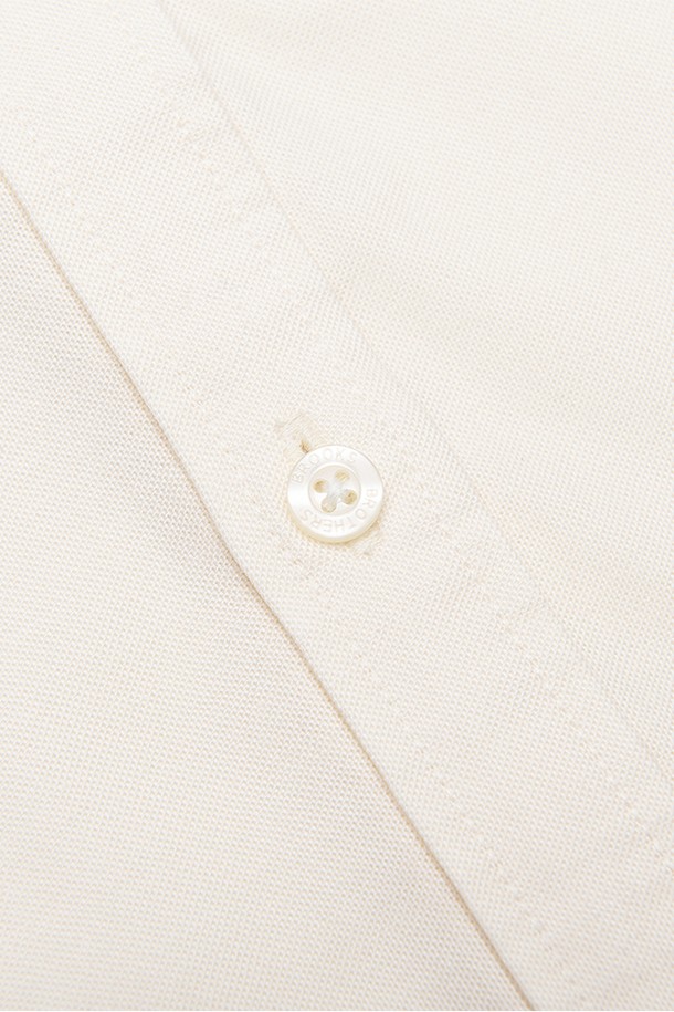 [여성] 여성 OCBD 셔츠 (옐로우) (BBTHWB0343GES)는 사계절 내내 활용 가능한 여성 셔츠입니다. 옐로우 컬러의 옥스포드 소재로 제작되어 클래식하고 베이직한 스타일을 연출하며, 캐주얼핏으로 편안하게 착용할 수 있습니다. 긴 소매와 칼라 디자인이 특징이며, 주름 방지 기능과 신축성 있는 소재로 활동성을 높였습니다. 가먼트 워시 처리를 통해 부드러운 촉감을 제공하여 오피스룩, 비즈니스 캐주얼, 출근룩 등 다양한 TPO에 활용 가능합니다. 클래식, 미니멀, 캐주얼 스타일을 선호하는 여성에게 적합합니다.
