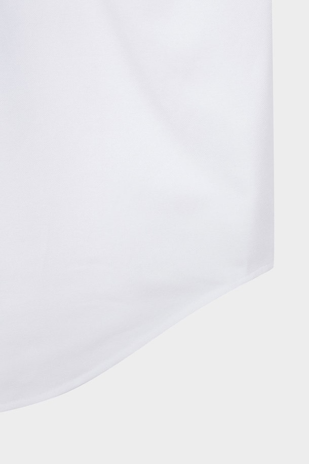 **[여성] 옥스포드 솔리드 셔츠 (화이트) (BBTHWM1542A)**

깔끔하고 세련된 스타일을 연출하는 여성 옥스포드 솔리드 셔츠입니다. 부드러운 면 소재로 제작되어 편안한 착용감을 선사하며, 레귤러 핏으로 제작되어 어떤 체형에도 잘 어울립니다. 폴로 버튼다운 칼라와 긴 소매 디자인으로 클래식하고 베이직한 느낌을 줍니다. 봄, 가을 계절에 오피스룩, 비즈니스 캐주얼, 출근룩 등 다양한 TPO에 활용하기 좋습니다. 미니멀, 프레피 스타일을 즐겨 입는 여성분들께 추천합니다.
