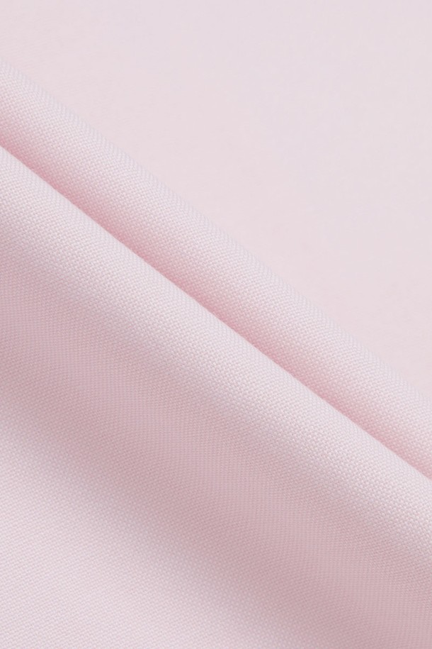 [여성] 수피마 코튼 클래식 셔츠 (핑크)는 비즈니스 및 포멀한 자리에 잘 어울리는 여성 셔츠입니다. 부드러운 촉감의 수피마 코튼 소재와 스판덱스를 혼방하여 편안한 착용감을 선사하며, 주름 방지 기능으로 관리가 용이합니다. 클래식한 디자인의 셔츠 칼라, 레귤러 기장, 긴소매, 클래식 핏으로 제작되어 오피스룩, 회의룩, 출근룩 등 다양한 TPO에 활용하기 좋습니다. 베이직한 무드의 핑크 컬러 무지 셔츠로, 사계절 내내 세련된 스타일을 연출할 수 있습니다.
