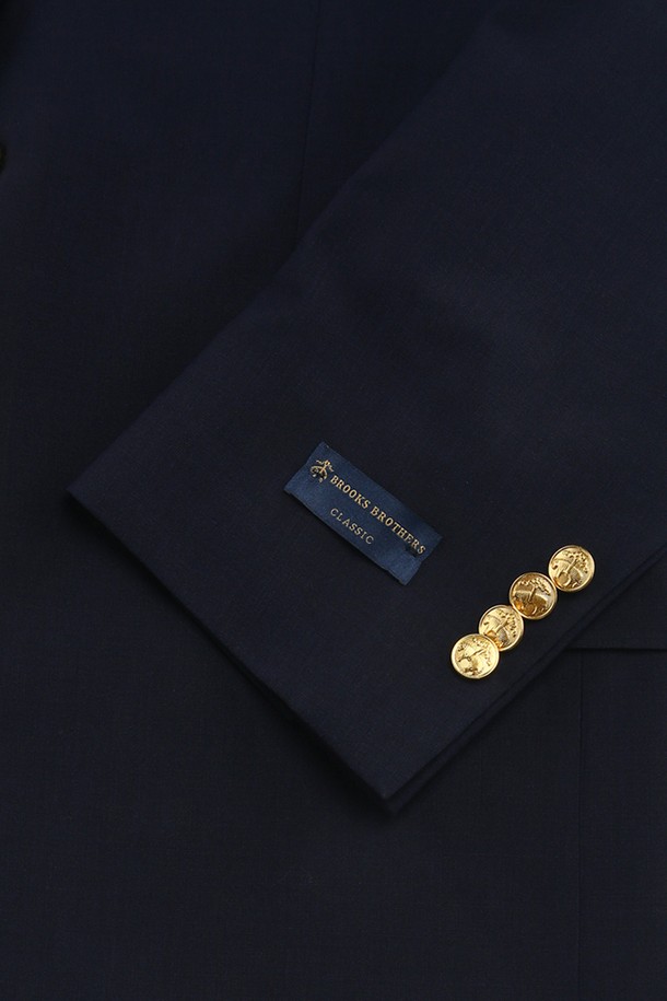 네이비 컬러의 클래식핏 싱글 2버튼 금장 블레이저입니다. 울, 폴리에스테르, 스판덱스 혼방 소재로 제작되어 부드러운 촉감과 편안한 착용감을 선사합니다. 레귤러핏으로 제작되었으며, 2버튼 싱글 블레이저 디자인에 금장 버튼으로 포인트를 더했습니다. 봄, 가을 시즌 오피스룩, 비즈니스 캐주얼, 회의룩 등 다양한 TPO에 활용하기 좋은 아이템입니다. 클래식하고 미니멀한 스타일을 선호하는 남성분들께 추천합니다.
