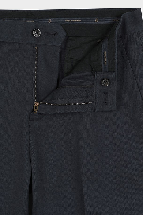 레귤러핏 헤비웨이트 어드밴티지 치노 (네이비) (BBPCMM6674Q)는 남성용 치노 팬츠입니다. 네이비 컬러의 무지 디자인으로, 클래식하고 베이직한 스타일을 연출합니다. 사계절용으로, 출근룩과 비즈니스 캐주얼에 적합하며, 클래식, 미니멀, 캐주얼 스타일을 선호하는 분들께 추천합니다. 면과 스판덱스 혼방 소재로 제작되어 부드러운 촉감과 편안한 착용감을 제공하며, 레귤러핏으로 제작되었습니다. 논아이론 처리, 주름 방지 기능, 스트레치 허리밴드, 슬란트 앞주머니, 버튼 뒷주머니 디테일이 특징입니다.
