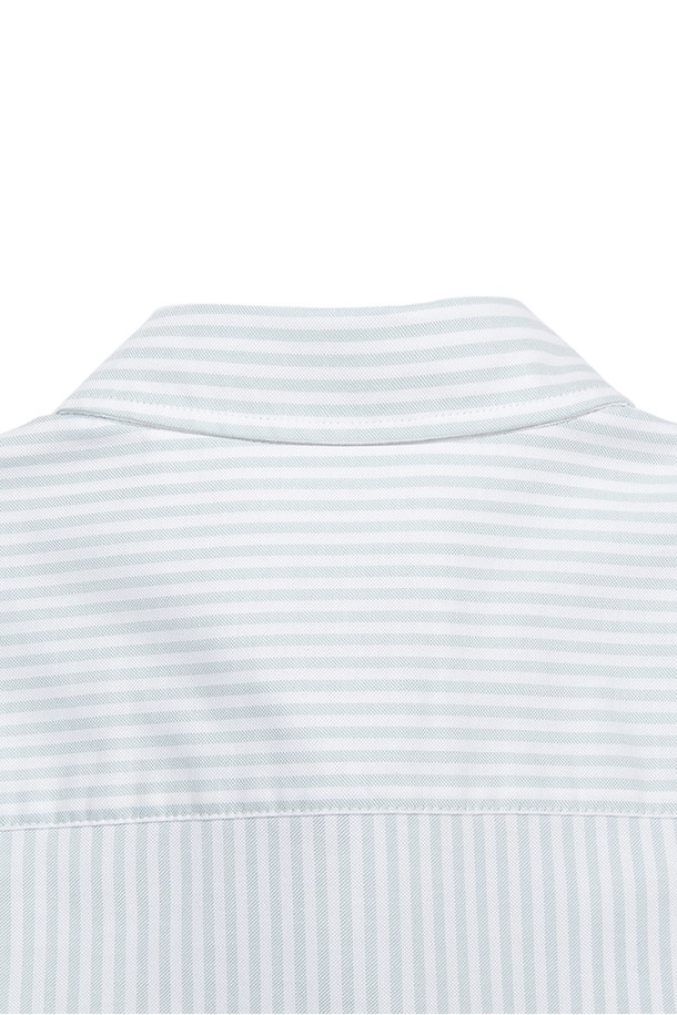 세련된 스타일을 연출하는 여성 OCBD 셔츠(그린)입니다. 옥스포드 원단을 사용하여 부드러운 촉감과 고급스러운 분위기를 선사하며, 주름 방지 처리로 오랫동안 깔끔하게 착용할 수 있습니다. 신축성이 우수하여 편안한 활동성을 보장하며, 레귤러핏과 차이나칼라 디자인으로 클래식하면서도 베이직한 스타일을 완성합니다. 오피스룩, 출근룩은 물론 미니멀, 캐주얼 스타일까지 폭넓게 활용 가능하며, 가먼트 워싱 처리로 자연스러운 멋을 더했습니다. 사계절 내내 활용 가능한 실용적인 아이템입니다.
