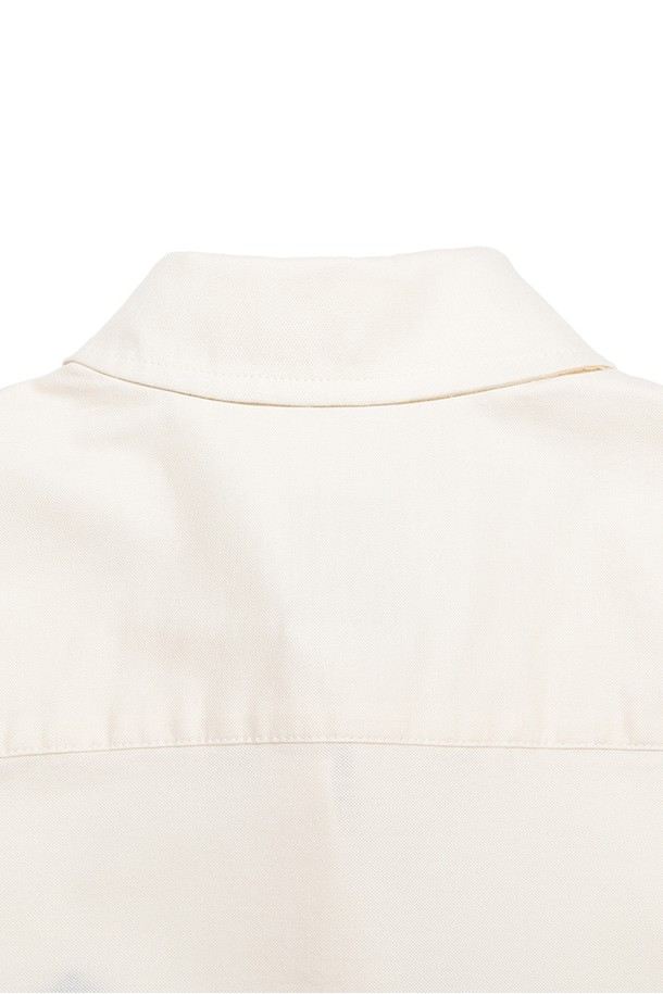 [여성] 여성 OCBD 셔츠 (옐로우) (BBTHWB0343GES)는 사계절 내내 활용 가능한 여성 셔츠입니다. 옐로우 컬러의 옥스포드 소재로 제작되어 클래식하고 베이직한 스타일을 연출하며, 캐주얼핏으로 편안하게 착용할 수 있습니다. 긴 소매와 칼라 디자인이 특징이며, 주름 방지 기능과 신축성 있는 소재로 활동성을 높였습니다. 가먼트 워시 처리를 통해 부드러운 촉감을 제공하여 오피스룩, 비즈니스 캐주얼, 출근룩 등 다양한 TPO에 활용 가능합니다. 클래식, 미니멀, 캐주얼 스타일을 선호하는 여성에게 적합합니다.
