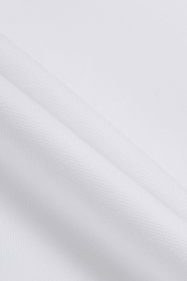 **[여성] 옥스포드 솔리드 셔츠 (화이트) (BBTHWM1542A)**

깔끔하고 세련된 스타일을 연출하는 여성 옥스포드 솔리드 셔츠입니다. 부드러운 면 소재로 제작되어 편안한 착용감을 선사하며, 레귤러 핏으로 제작되어 어떤 체형에도 잘 어울립니다. 폴로 버튼다운 칼라와 긴 소매 디자인으로 클래식하고 베이직한 느낌을 줍니다. 봄, 가을 계절에 오피스룩, 비즈니스 캐주얼, 출근룩 등 다양한 TPO에 활용하기 좋습니다. 미니멀, 프레피 스타일을 즐겨 입는 여성분들께 추천합니다.
