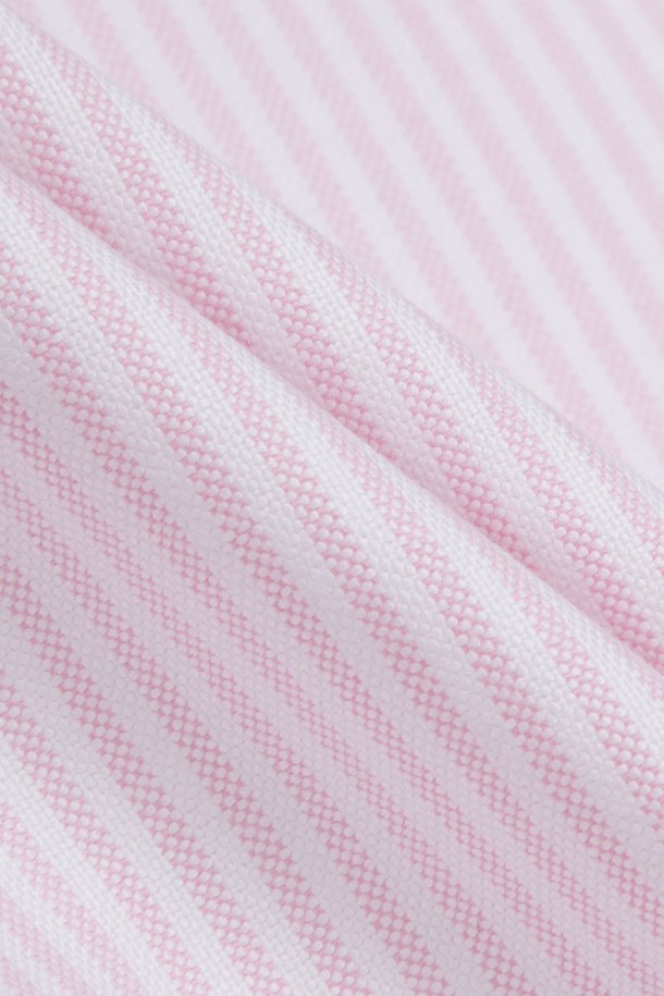 [여성] 옥스포드 스트라이프 셔츠 (핑크)는 얇은 두께감의 옥스포드 면 소재로 제작되어 봄, 여름 시즌에 시원하게 착용하기 좋습니다. 클래식한 무드의 레귤러핏 셔츠로, 폴로 버튼다운 칼라와 긴소매, 스트라이프 패턴 디자인이 특징입니다. 데이트룩, 카페룩, 출근룩 등 다양한 TPO에 매치하기 좋으며, 미니멀, 클래식, 캐주얼 스타일을 연출할 수 있습니다. 내구성이 뛰어나 빈티지한 감성을 더해주는 셔츠입니다.
