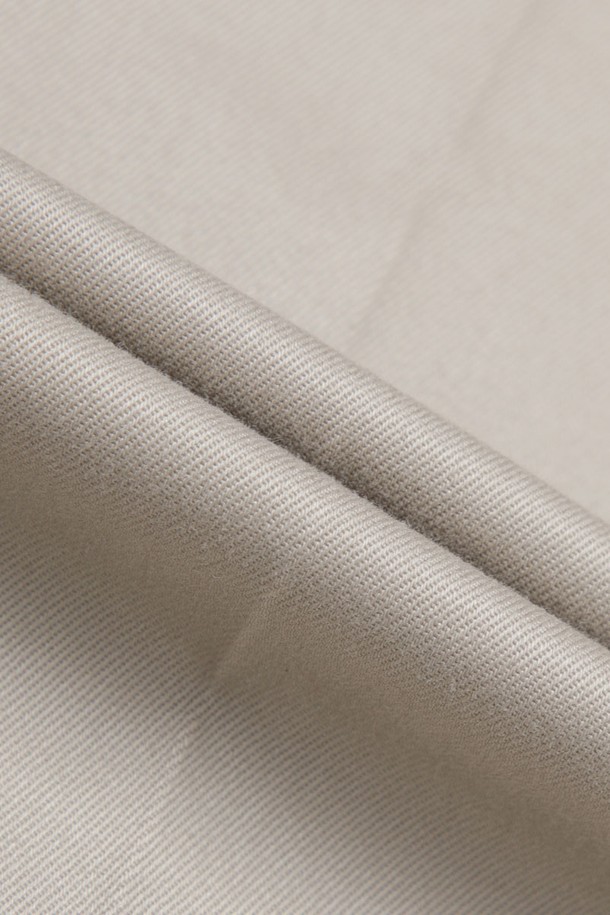 [여성] 코튼 어드벤티치 치노 (브리티시 카키)는 캐주얼하고 베이직한 스타일의 여성용 치노 팬츠입니다. 봄, 여름에 적합하며, 면 97%, 스판덱스 3% 혼방 소재로 제작되어 부드러운 촉감과 신축성을 제공합니다. 레귤러핏의 긴 기장 바지로, 데이트룩이나 쇼핑룩 등 다양한 TPO에 활용 가능합니다. 미니멀한 디자인으로 어떤 상의와도 잘 어울리며, 무지 패턴으로 깔끔함을 더했습니다. 편안하면서도 세련된 스타일을 연출해 보세요.
