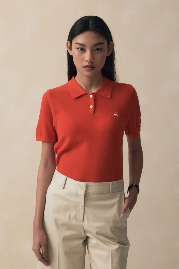 [여성] 코튼 폴로 반팔 스웨터 (레드) (BBWTWB202ADFM)는 부드러운 면 소재로 제작되어 시원하고 편안한 착용감을 선사합니다. 레귤러 핏과 반소매 디자인으로, 베이직하면서도 캐주얼한 스타일을 연출하며, 봄, 여름 시즌에 활용하기 좋습니다. 왼쪽 가슴에는 로고 자수 디테일이 포인트로 들어가 있으며, 신축성 있는 소재로 활동성을 높였습니다. 데이트룩, 카페룩, 봄 소풍룩 등 다양한 TPO에 맞춰 클래식, 미니멀한 스타일을 완성해보세요. 폴로넥 디자인이 세련된 분위기를 더하는 레귤러 기장의 여성 폴로 스웨터입니다.
