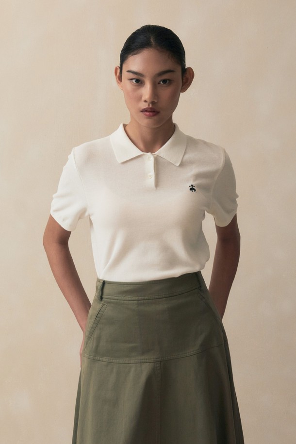 [여성] 코튼 폴로 반팔 스웨터 (화이트)는 부드러운 촉감의 면 소재로 제작되어 시원하고 편안한 착용감을 선사합니다. 레귤러 핏으로 제작되었으며, 신축성이 뛰어난 코튼사를 사용하여 활동성을 높였습니다. 깔끔한 폴로넥 디자인에 왼쪽 가슴 부분의 로고 자수 디테일이 돋보입니다. 베이직하고 캐주얼한 스타일로 데이트룩, 카페룩, 봄 소풍룩 등 다양한 TPO에 활용하기 좋습니다. 미니멀하고 클래식한 스타일을 즐기는 여성분들께 추천합니다.
