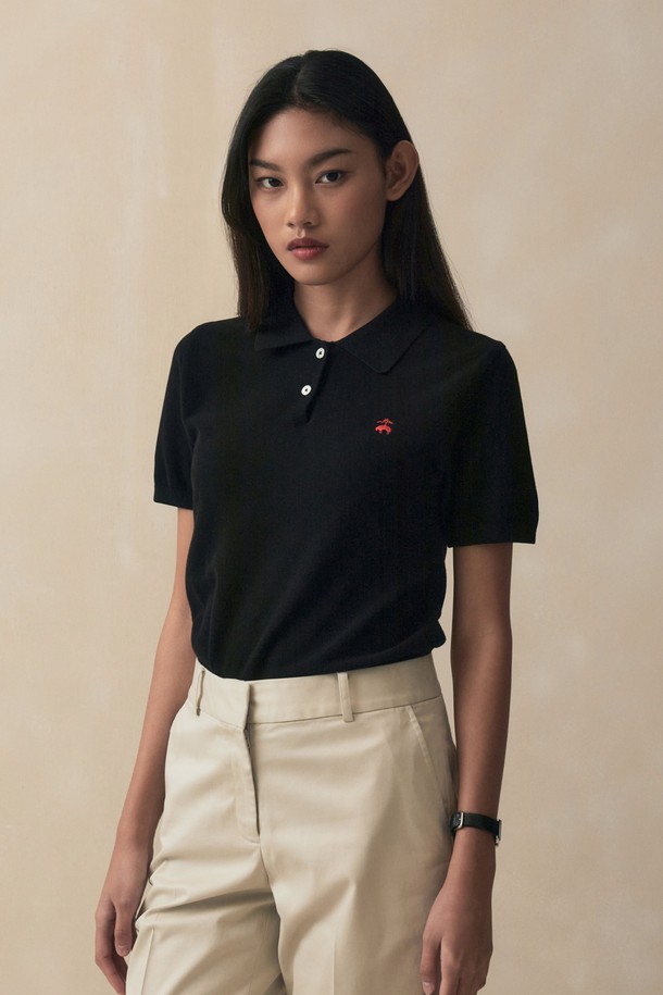 세련된 블랙 컬러의 여성 코튼 폴로 반팔 스웨터입니다. 부드러운 면 소재로 제작되어 봄, 여름 시즌에 시원하고 편안하게 착용할 수 있습니다. 레귤러 핏으로 어떤 스타일에도 잘 어울리며, 왼쪽 가슴에 시그니처 로고 자수 디테일이 돋보입니다. 베이직하면서도 클래식한 디자인으로 데이트룩, 카페룩, 출근룩 등 다양한 TPO에 활용 가능합니다. 신축성 있는 면사 텍스처가 편안함을 더해줍니다.
