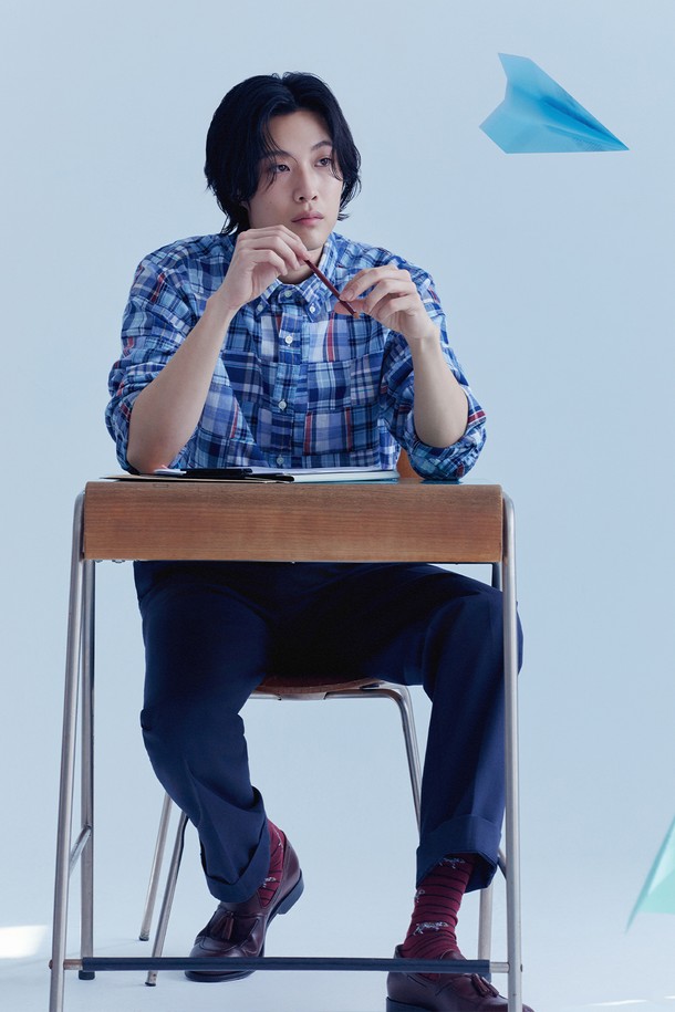 레귤러핏 마드라스 패치워크 셔츠 (멀티)는 남성용 셔츠로, 캐주얼한 스타일을 연출하기에 좋습니다. 봄, 여름, 가을 계절에 적합하며, 부드러운 면 소재로 제작되어 편안한 착용감을 선사합니다. 다양한 색상의 마드라스 체크 패턴과 패치워크 디자인이 특징이며, 긴 소매와 레귤러핏으로 제작되었습니다. 카라 디자인으로, 일상 속에서 개성있는 스타일을 완성할 수 있습니다.
