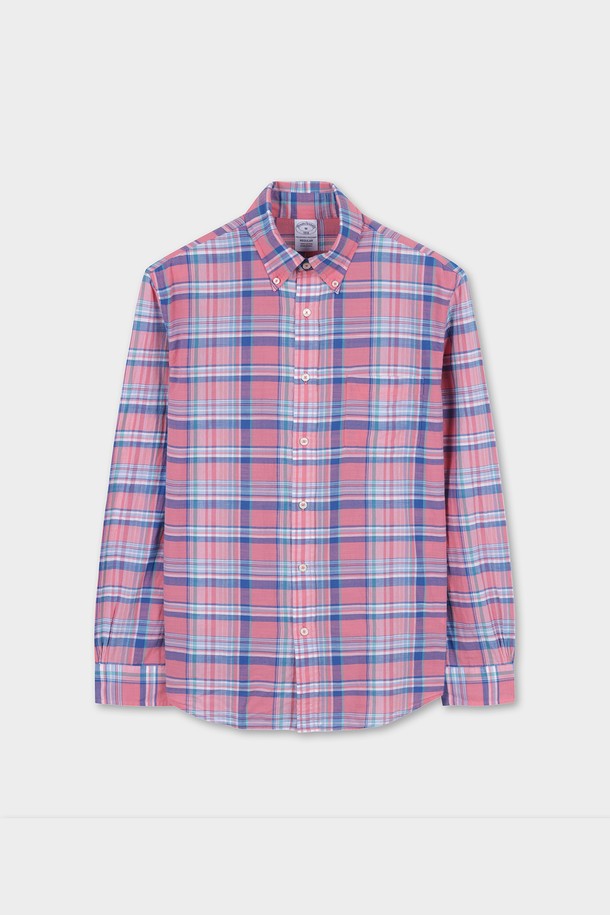 마드라스 스포츠셔츠 (핑크)는 클래식과 캐주얼 스타일을 넘나드는 남성용 스포츠셔츠입니다. 봄, 여름 시즌에 어울리는 긴 소매 셔츠로, 데이트룩, 카페룩, 모임룩 등 다양한 TPO에 활용할 수 있습니다. 면 소재의 레귤러핏 셔츠로, 버튼다운 칼라 디자인과 칼라 끝 부분의 작은 주름 디테일이 특징입니다. 핑크 컬러의 마드라스 체크 패턴이 캐주얼한 무드를 더하며, 레귤러 기장으로 편안하게 착용할 수 있습니다. 미니멀한 스타일을 선호하는 남성분들께 추천합니다.
