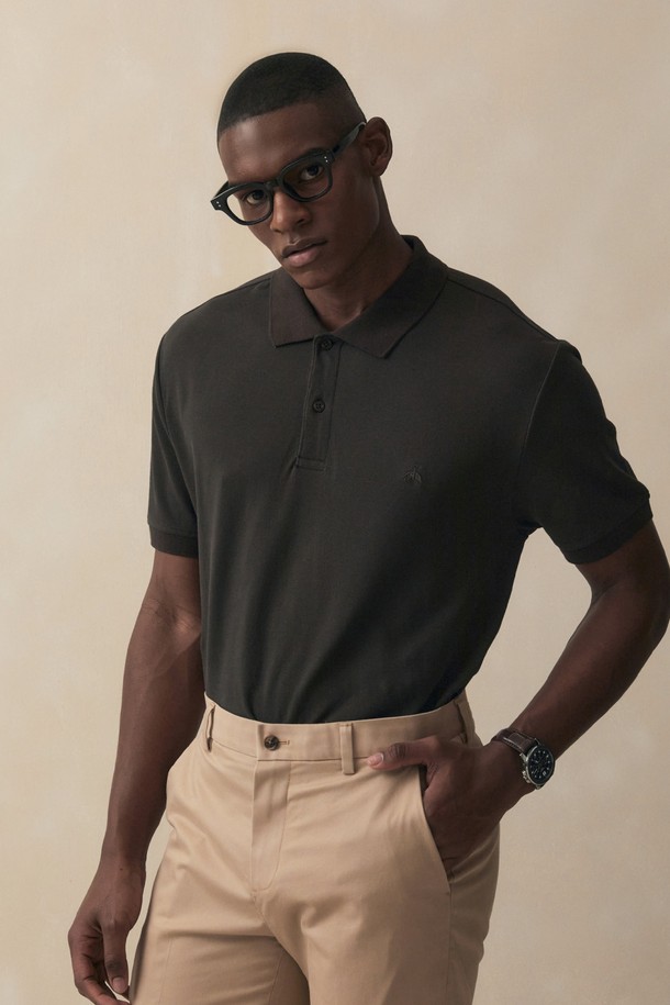 [Online Exclusive] 로고 코튼 피케 폴로셔츠 (차콜)는 남성만을 위해 디자인된 상의입니다. 봄, 여름 시즌에 어울리는 레귤러핏 반소매 폴로셔츠로, 차콜 컬러의 베이직하고 클래식한 스타일을 연출합니다. 부드러운 면 소재로 제작되어 편안한 착용감을 제공하며, 가슴 부분의 골든 풀 리스 자수 로고가 특징입니다. 데이트룩, 카페룩 등 다양한 TPO에 활용 가능하며, 클래식, 미니멀, 캐주얼 스타일을 즐기는 분들께 추천합니다.
