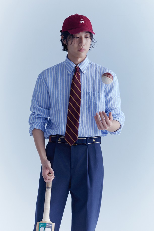 라이트블루 컬러의 린넨 스트라이프 셔츠 (린넨 셔츠)입니다. 봄, 여름 시즌에 어울리는 얇은 두께감의 레귤러핏 셔츠로, 베이직하고 클래식한 스타일을 연출합니다. 100% 린넨 소재로 제작되어 뻣뻣한 촉감이 특징이며, 차이나 칼라와 긴 소매 디자인으로 깔끔함을 더했습니다. 롤업 소매가 가능하여 다양한 스타일을 연출할 수 있으며, 데이트룩, 카페룩, 여행룩 등 TPO에 맞춰 클래식, 미니멀, 캐주얼 스타일을 완성해보세요.
